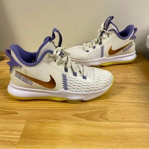 Nike LEBRON Witness 5 Youth 7 Basketball Shoes Sneakers White Purple Gold 7Y GUC